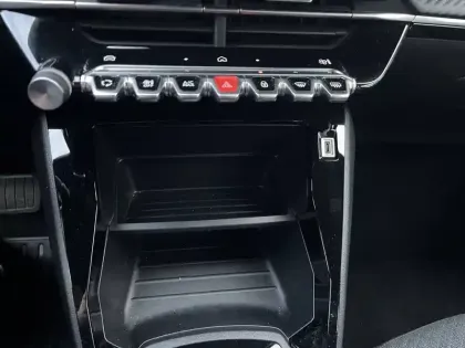 Photo 63 Peugeot 2008  Hybrid 136 e-DCS6