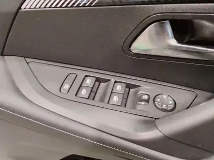 Photo 19 Peugeot 2008  PureTech 100 S&S BVM6 Allure