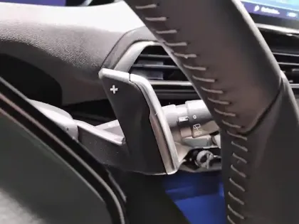 Photo 17 Peugeot 5008  Hybrid 136 e-DCS6 Allure Pack