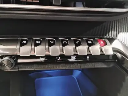 Photo 12 Peugeot 5008  Hybrid 136 e-DCS6 Allure Pack