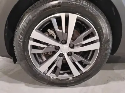 Photo 14 Peugeot 5008  Hybrid 136 e-DCS6 Allure Pack