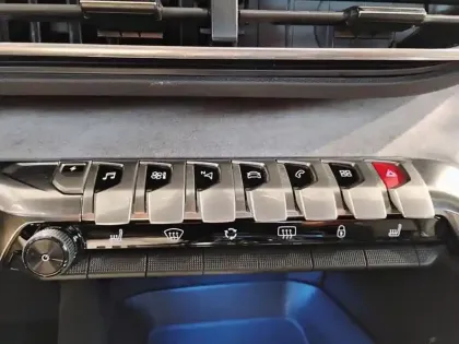 Photo 12 Peugeot 3008  Hybrid 225 e-EAT8 GT Pack