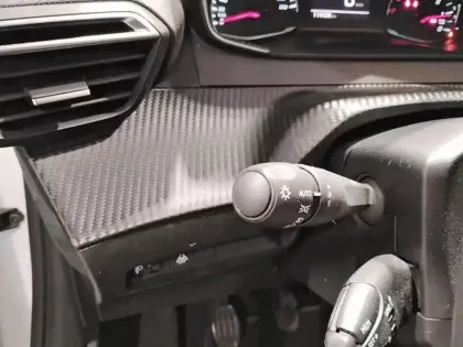 Photo 16 Peugeot 208  BlueHDi 100 S&S BVM6 Style