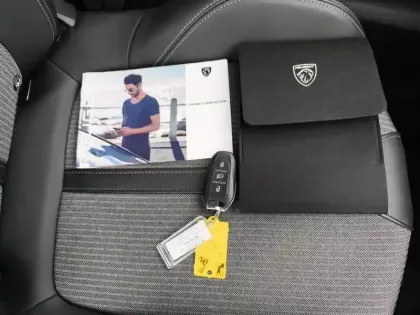 Photo 15 Peugeot 3008  Hybrid 180 e-EAT8 Allure Pack