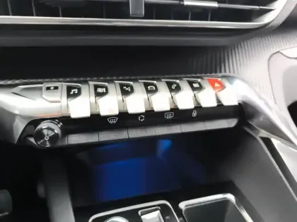 Photo 12 Peugeot 3008  Hybrid 180 e-EAT8 Allure Pack