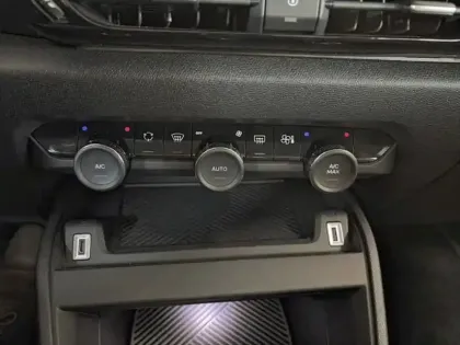 Photo 7 Citroën C4  1.2 Hybride 145ch S&S MAX Automatique