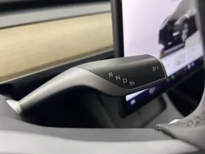 Photo 18 Tesla Model Y Standard RWD