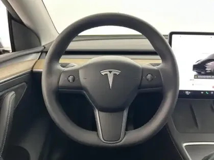 Photo 13 Tesla Model Y Standard RWD