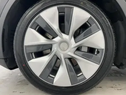 Photo 21 Tesla Model Y Standard RWD