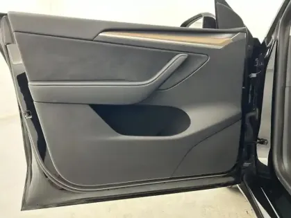 Photo 10 Tesla Model Y Standard RWD