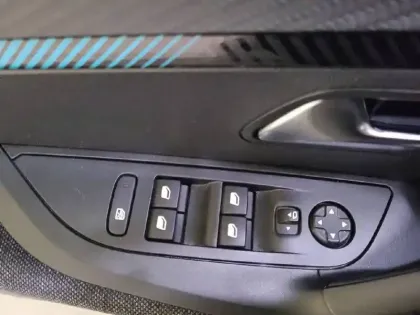 Photo 29 Peugeot 2008  PureTech 100 S&S BVM6