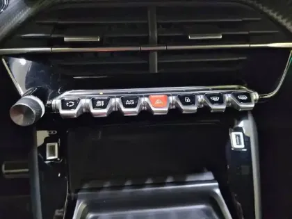 Photo 24 Peugeot 2008  Electrique 136 ch