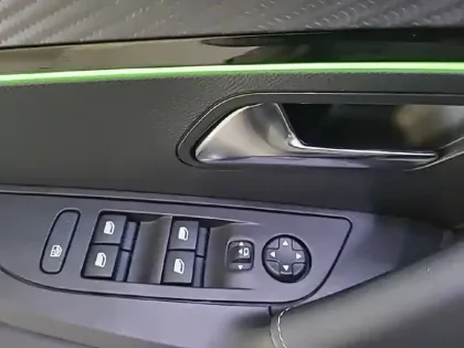 Photo 30 Peugeot 2008  PureTech 130 S&S EAT8