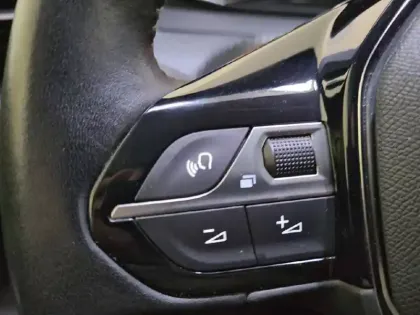 Photo 48 Peugeot 208  PureTech 100 S&S BVM6