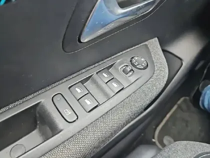 Photo 19 Peugeot 208  Electrique 50 kWh 136ch