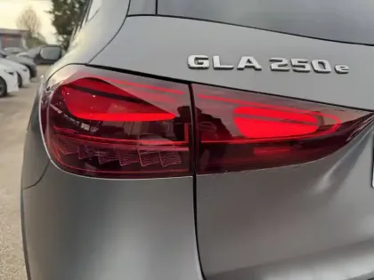 Photo 18 Mercedes GLA  250 e 8G-DCT