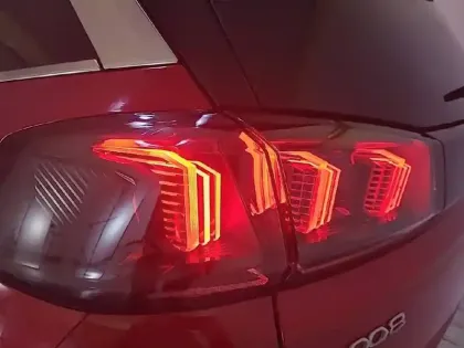 Photo 16 Peugeot 5008  PureTech 180ch S&S EAT8