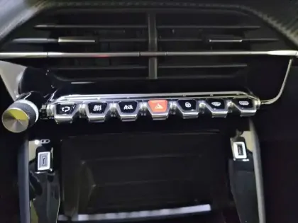 Photo 56 Peugeot 2008  PureTech 100 S&S BVM6