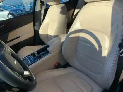 Photo 7 Jaguar Xe  2.0D 180ch Prestige BVA8