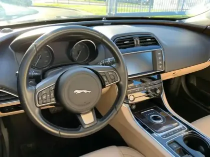 Photo 14 Jaguar Xe  2.0D 180ch Prestige BVA8