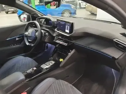 Photo 12 Peugeot 208  1.2 Hybrid 145ch GT e-DCS6