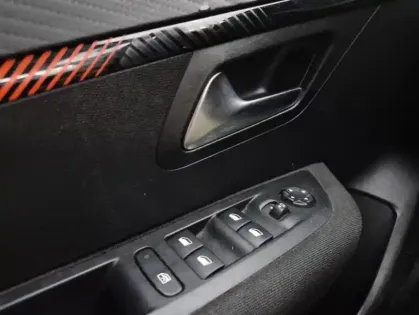 Photo 30 Peugeot 208 II PureTech 100 S&amp;S EAT8 Active Pack