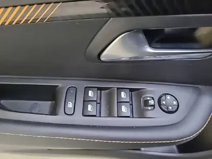 Photo 30 Peugeot 208 Gén. II Ph1 NG Roadtrip 5