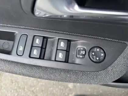 Photo 18 Peugeot 208  Electrique 50 kWh 136ch