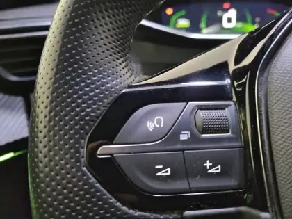 Photo 27 Peugeot 2008  PureTech 130 S&S BVM6