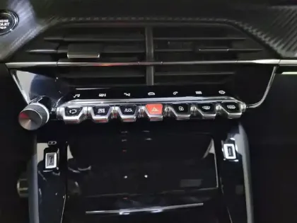 Photo 24 Peugeot 2008  PureTech 130 S&S BVM6