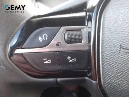 Photo 48 Peugeot 2008  PureTech 100 S&S BVM6