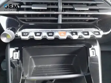 Photo 20 Peugeot 208  PureTech 75 S&S BVM5