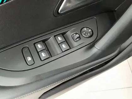 Photo 24 Peugeot 2008  PureTech 100 S&S BVM6