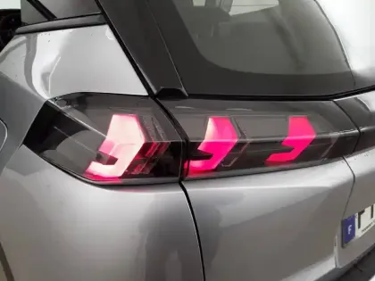 Photo 16 Peugeot 2008  PureTech 100 S&S BVM6