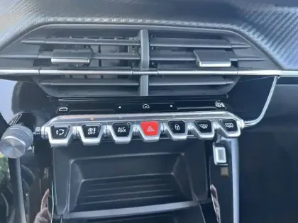 Photo 60 Peugeot 2008  PureTech 100 S&S BVM6