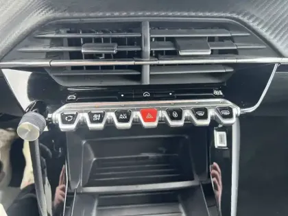 Photo 55 Peugeot 2008  PureTech 100 S&S BVM6