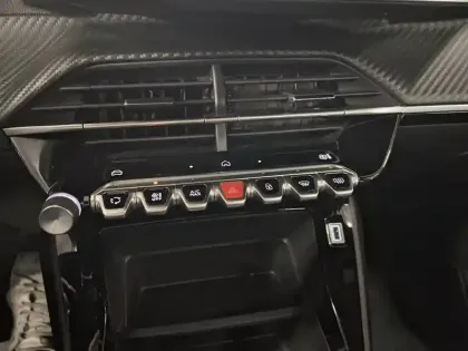 Photo 17 Peugeot 2008  PureTech 100 S&S BVM6