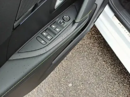 Photo 34 Peugeot 208  Hybrid 145 e-DCS6