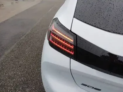 Photo 36 Peugeot 208  Hybrid 145 e-DCS6