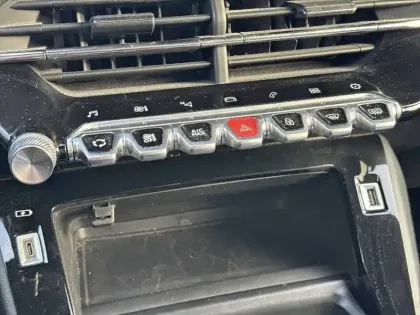 Photo 28 Peugeot 208  PureTech 100 S&S BVM6