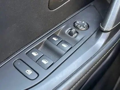 Photo 24 Peugeot 208  PureTech 100 S&S BVM6