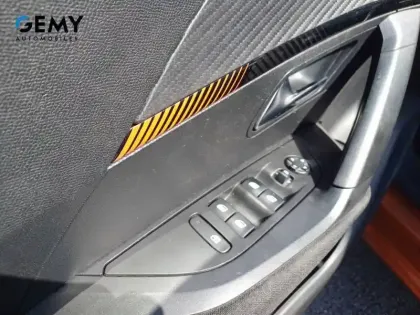 Photo 11 Peugeot 2008  PureTech 100 S&S BVM6