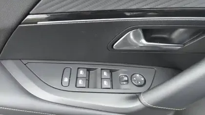 Photo 19 Peugeot 2008  Hybrid 136 e-DCS6