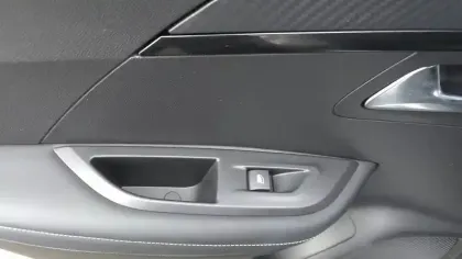 Photo 15 Peugeot 2008  Hybrid 136 e-DCS6