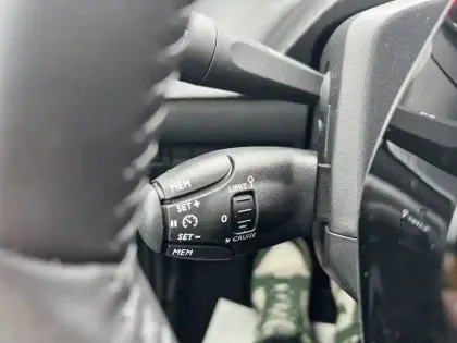 Photo 21 Peugeot 208  PureTech 100 S&S BVM6