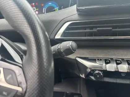 Photo 17 Peugeot 3008  Hybrid 225 e-EAT8 GT