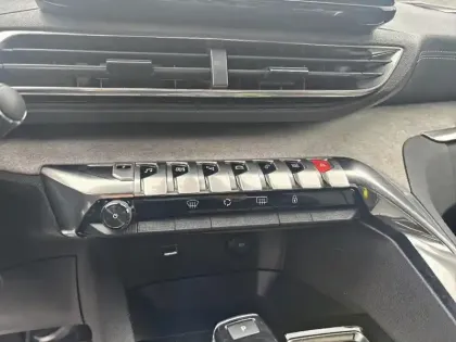 Photo 12 Peugeot 3008  Hybrid 225 e-EAT8 GT