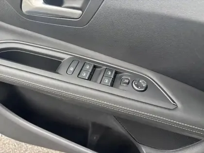 Photo 19 Peugeot 3008  Hybrid 225 e-EAT8 GT