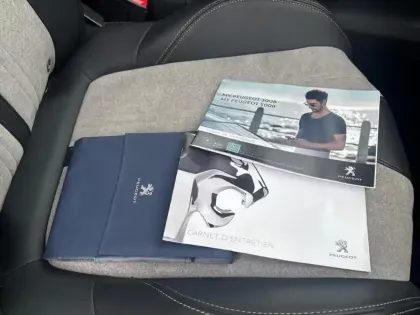 Photo 15 Peugeot 3008  Hybrid 225 e-EAT8 GT