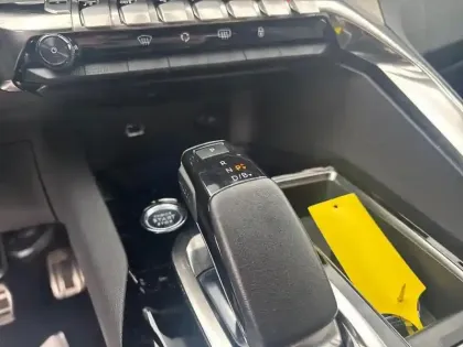 Photo 23 Peugeot 3008  Hybrid 225 e-EAT8 GT